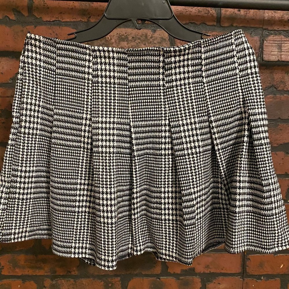 Plaid Black / White / Grey Short Skirt